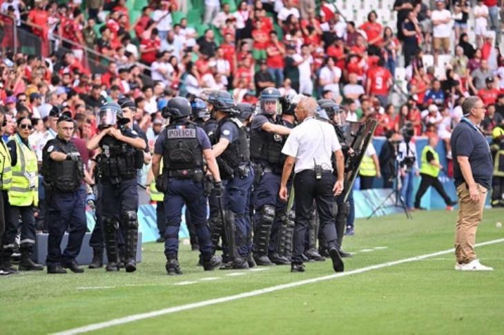 صور من المدرجات.. شاهد لحظة اقتحام ملعب مباراة المغرب والأرجنتين